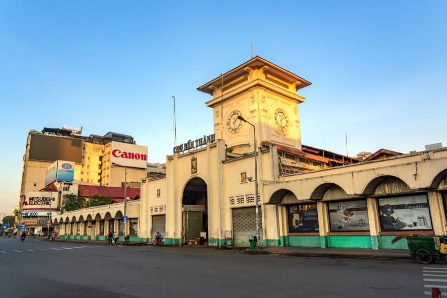 Some must-try dishes and snacks available at Ben Thanh Market