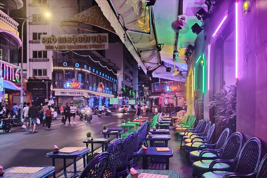 What to eat and drink on Bui Vien Walking Street?