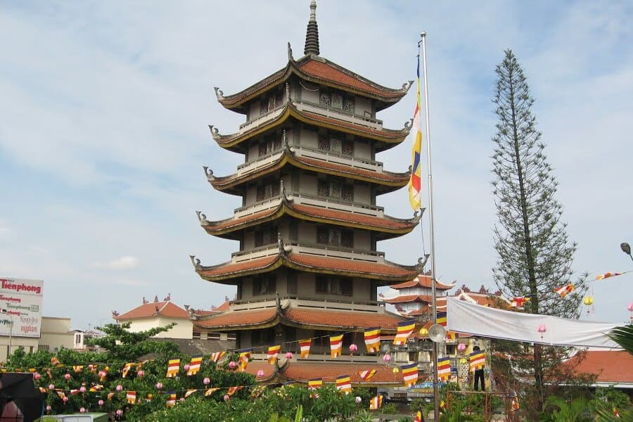 What to do at Vinh Nghiem Pagoda?